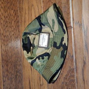 Dolce & Gabbana.... Camouflage Logo Plaque Bucket Hat in Greenby